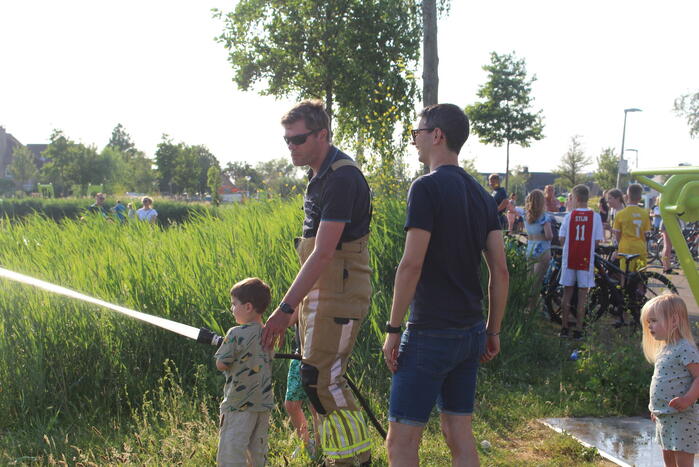 Waterpret in woonwijk door de brandweer