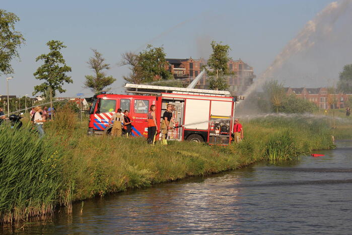 Waterpret in woonwijk door de brandweer