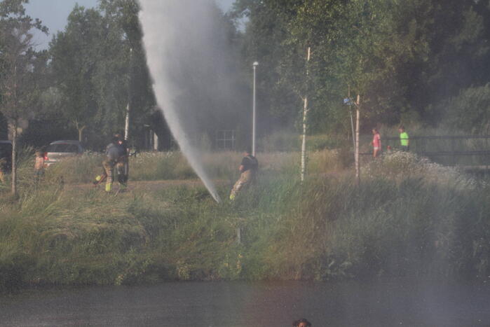 Waterpret in woonwijk door de brandweer