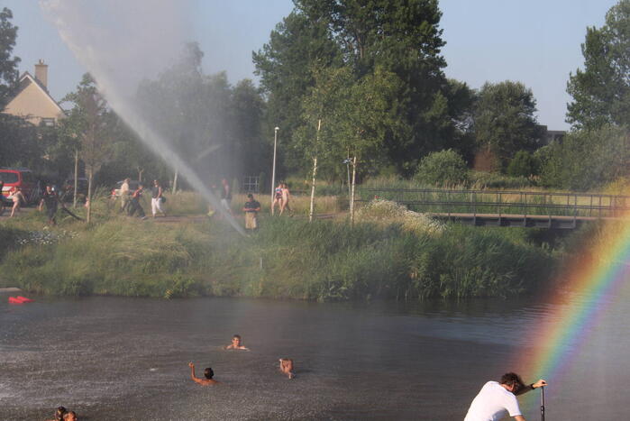 Waterpret in woonwijk door de brandweer