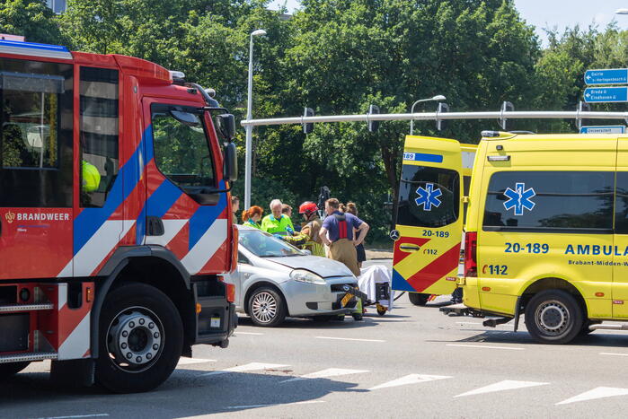 Bestuurder bekneld bij botsing