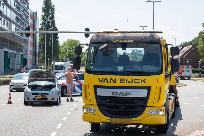 Bestuurder bekneld bij botsing