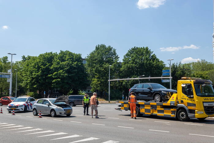 Bestuurder bekneld bij botsing
