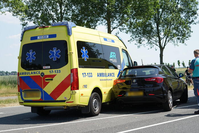 Bestuurder maakt ruimte voor ambulance en botst erop