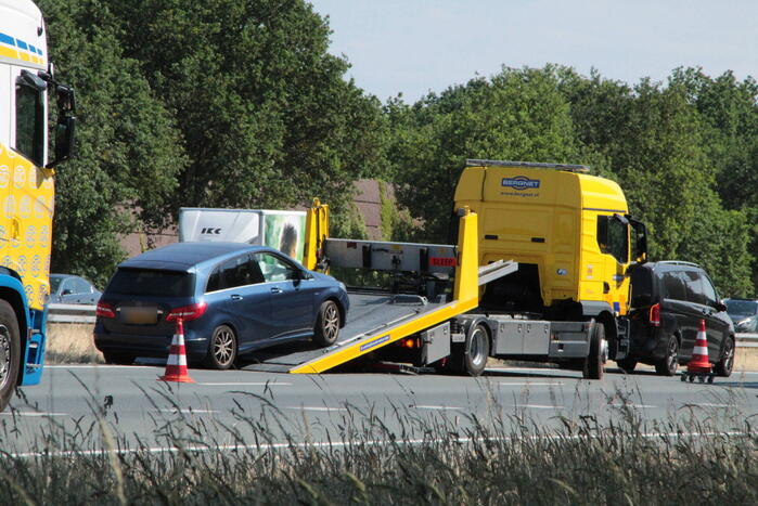 Kop-staart botsing tussen auto en bus