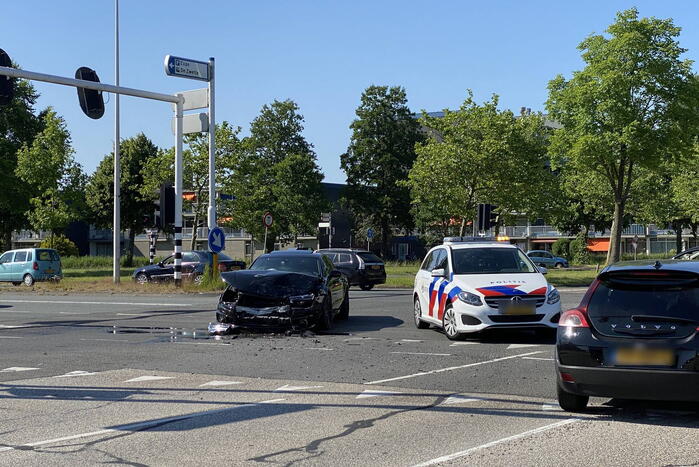 Frontale botsing op kruispunt