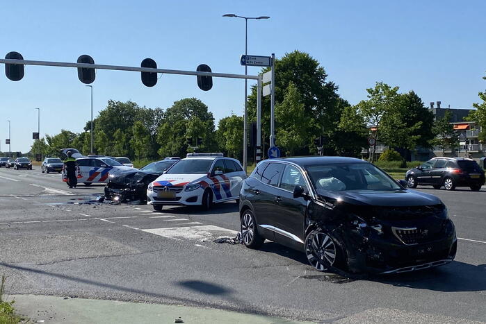 Frontale botsing op kruispunt