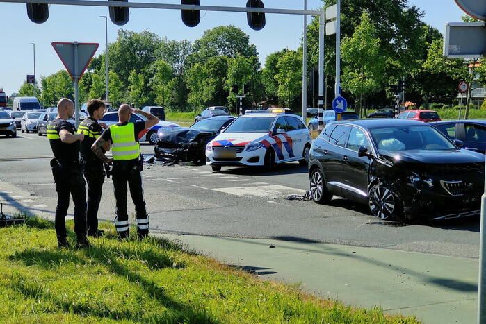Frontale botsing op kruispunt