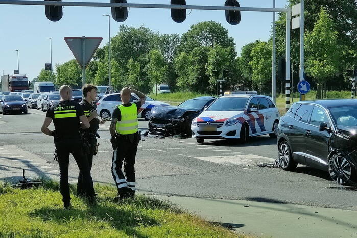 Frontale botsing op kruispunt