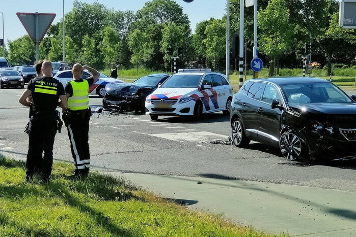 Frontale botsing op kruispunt