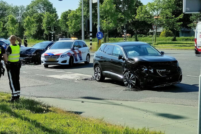 Frontale botsing op kruispunt
