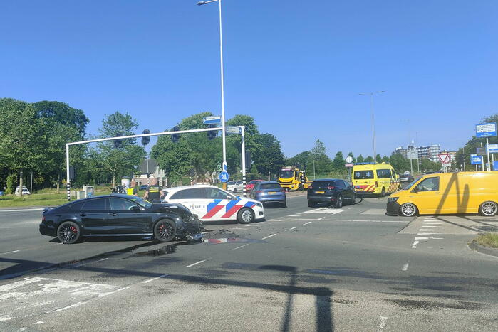 Frontale botsing op kruispunt