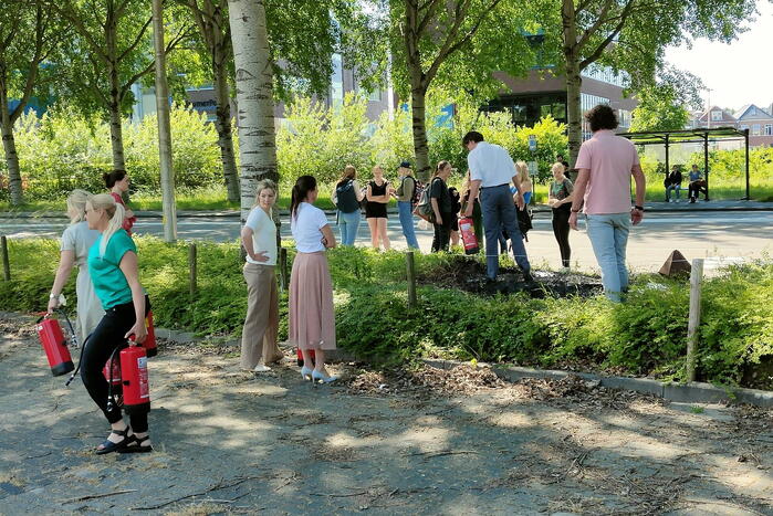 Bermbrand geblust door kantoorpersoneel