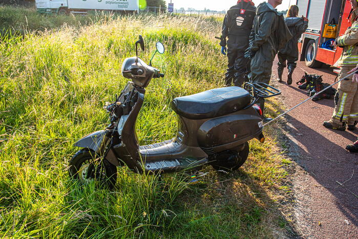 Hulpdiensten ingezet voor scooter met helm in sloot