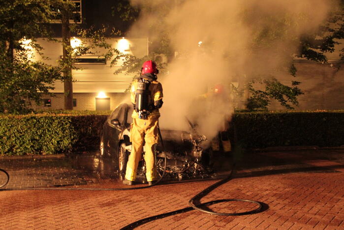 Metershoge vlammen bij autobrand