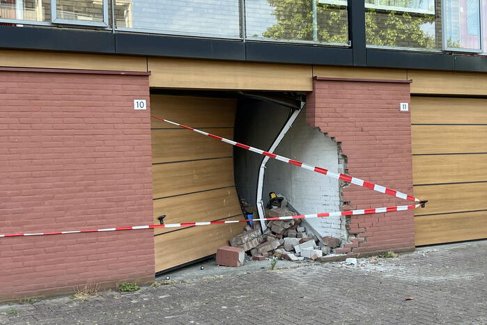 Garagebox zwaar beschadigd door achteruit rijdende auto