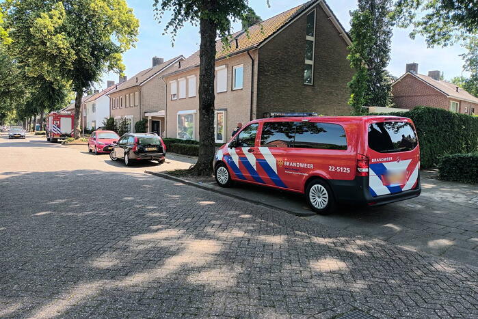 Brandweer verricht metingen in woning