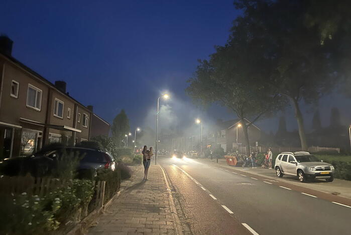 Felle brand in struiken van achtertuin