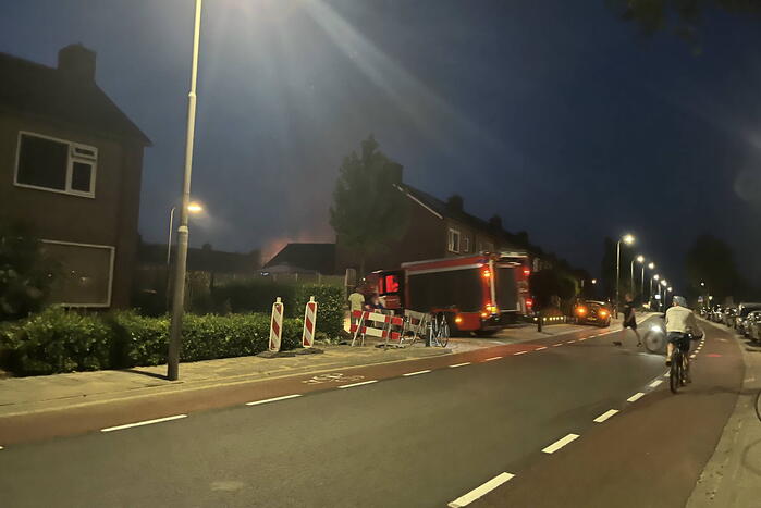 Felle brand in struiken van achtertuin