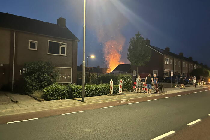 Felle brand in struiken van achtertuin