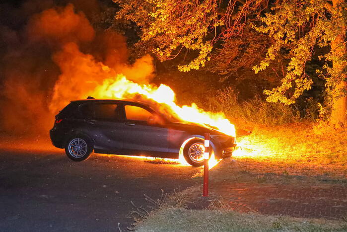 Personenwagen gaat in vlammen op