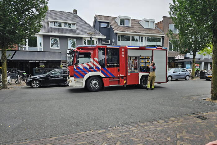 Winkelgebied deels afgesloten door gevaarlijk hangende tak