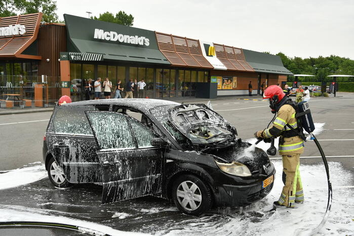 Auto vliegt in brand op parkeerterrein McDonalds