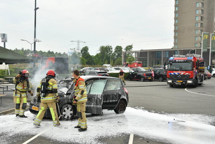 Auto vliegt in brand op parkeerterrein McDonalds