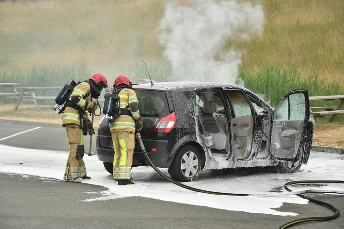 Auto vliegt in brand op parkeerterrein McDonalds