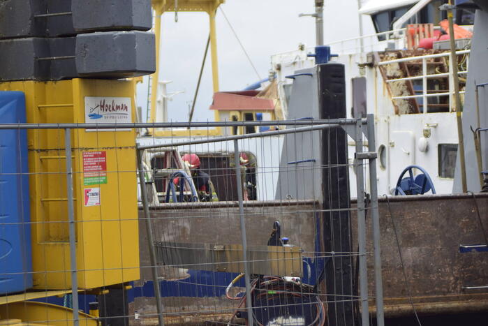 Brandweer blus brand op schip