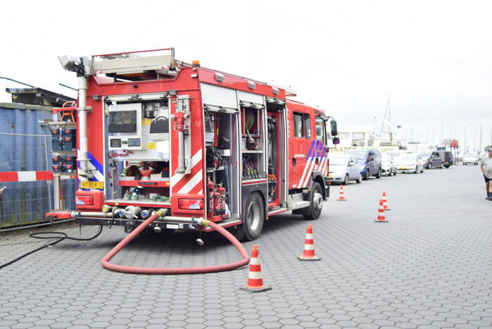 Brandweer blus brand op schip