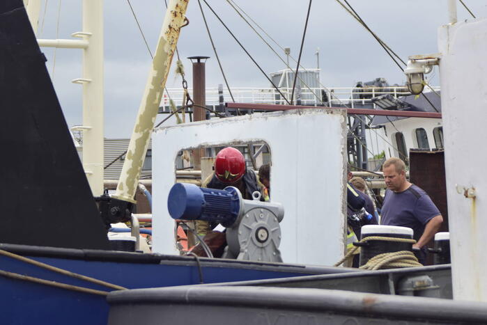 Brandweer blus brand op schip