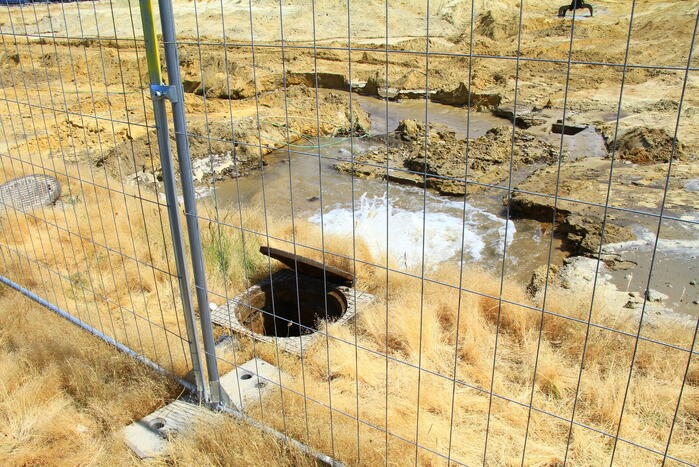 Waterleiding gesprongen op bouwterrein