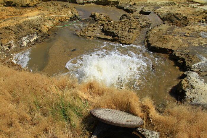 Waterleiding gesprongen op bouwterrein