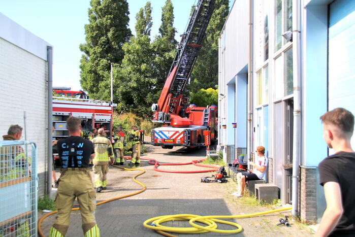 Brand op dak van bedrijfspand