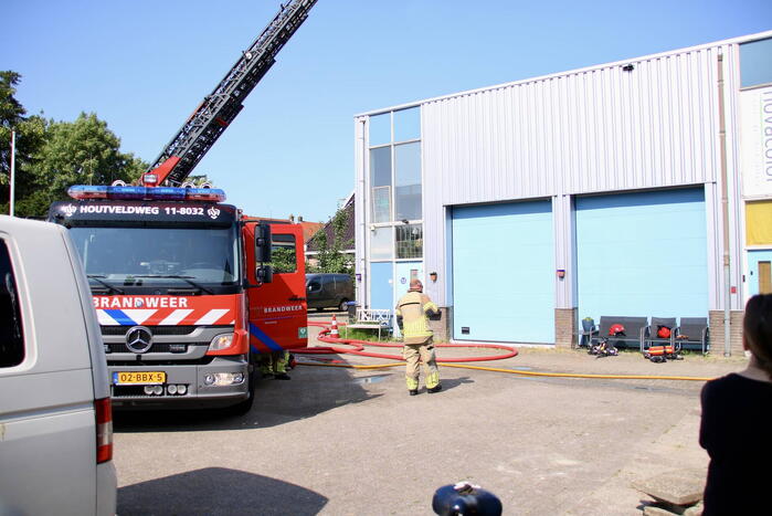 Brand op dak van bedrijfspand