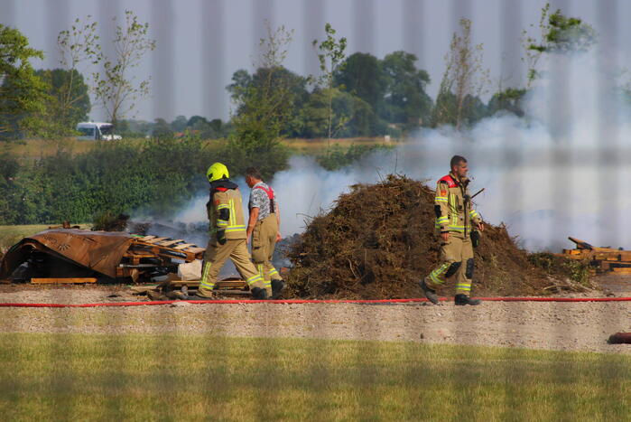 Hevige buitenbrand op terrein van bedrijf