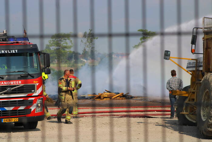 Hevige buitenbrand op terrein van bedrijf