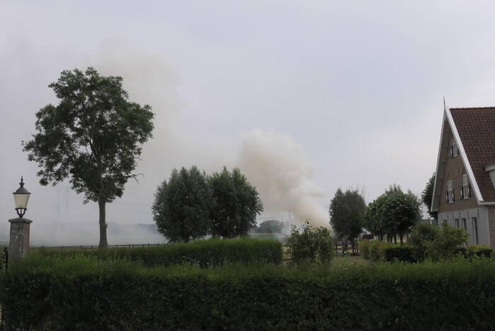 Trailer geladen met hooibalen uitgebrand in weiland