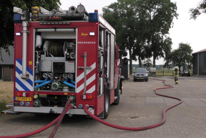 Trailer geladen met hooibalen uitgebrand in weiland