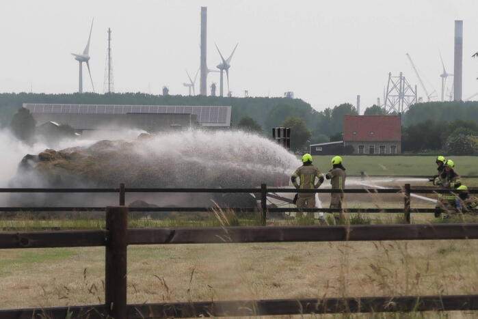 Trailer geladen met hooibalen uitgebrand in weiland