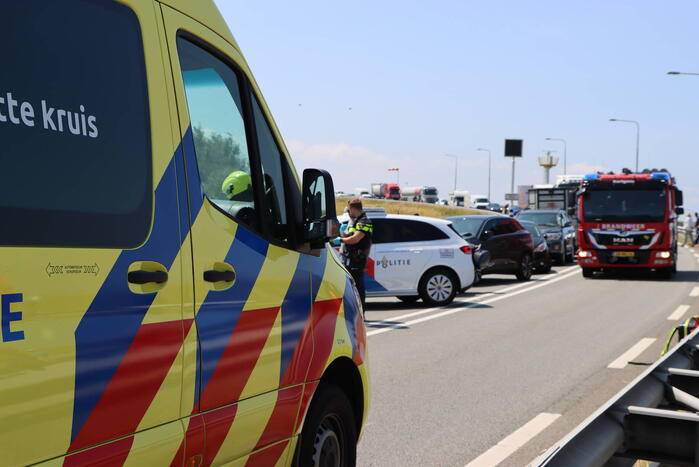 Zeelandbrug afgesloten door ernstig ongeval