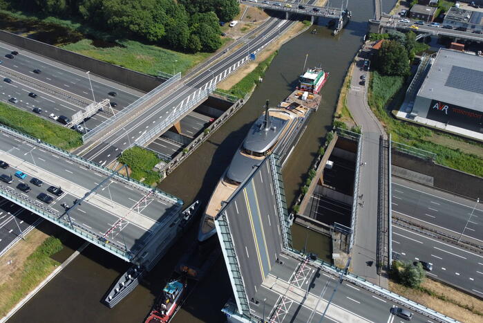 Veel bekijks bij voorbijvarend megajacht Obsidian