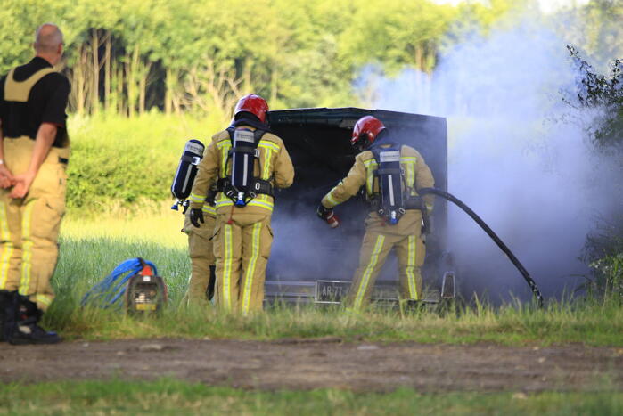 Oldtimer uitgebrand terwijl eigenaar rustig schildert