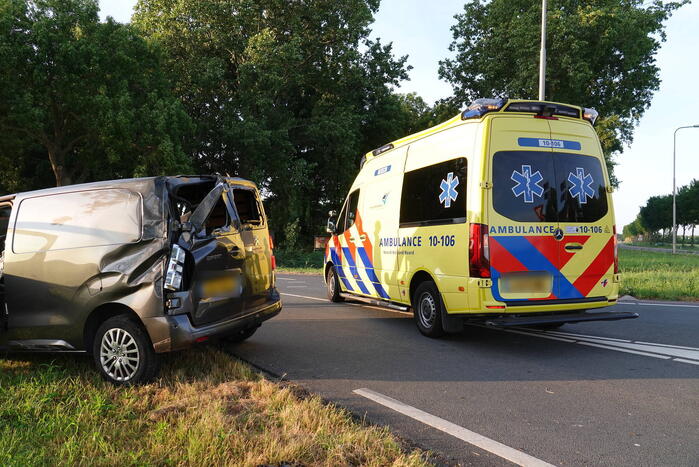 Bestelbus en personenwagen lopen flinke schade op