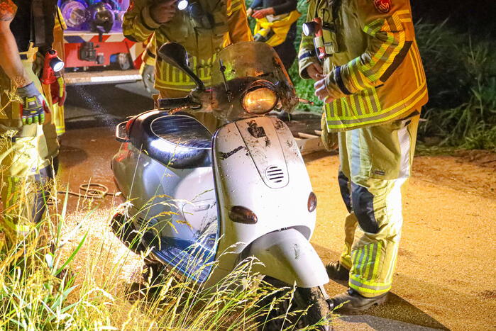 Scooterrijder raakt te water