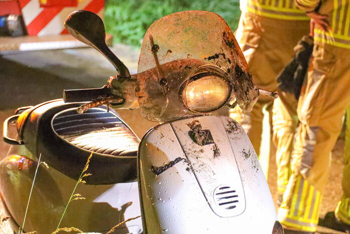 Scooterrijder raakt te water