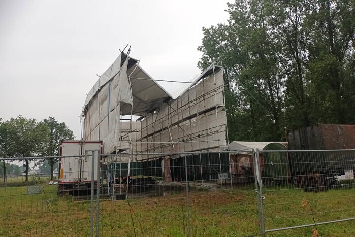 Tenthal voor brabantsedag stort deels in