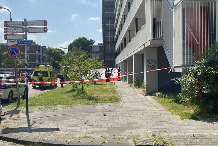 Gewonde persoon op straat overleden