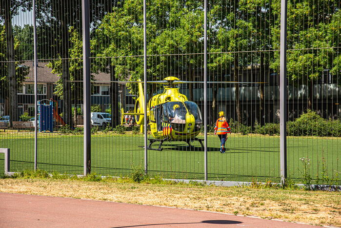 Traumahelikopter landt op grasveld